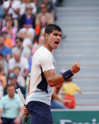 Alcaraz, lejos de su mejor nivel pero con tremenda fe, logra una agónica victoria ante Ramos en París