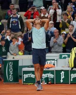 Alcaraz, lejos de su mejor nivel pero con tremenda fe, logra una agónica victoria ante Ramos en París
