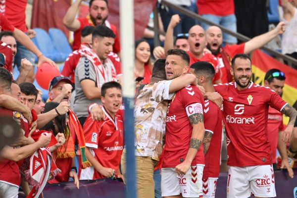 El Real Murcia se jugará subir a Primera RFEF a un partido tras ganar al filial del Racing de Santander