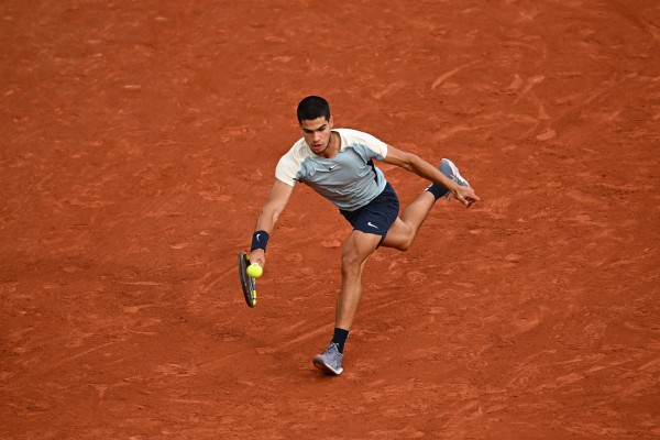 Alcaraz muestra sus credenciales en su debut en París y se medirá a Albert Ramos en segunda ronda 