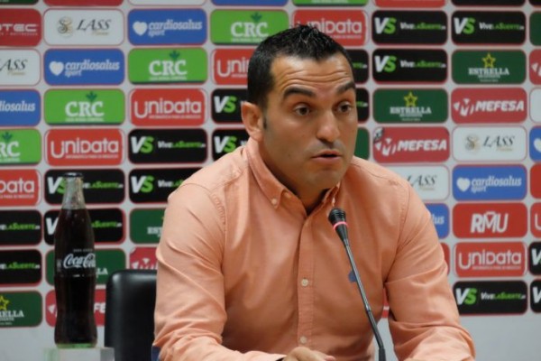El Yeclano renueva al entrenador Adrián Hernández y Molinero se retira en el Mar Menor