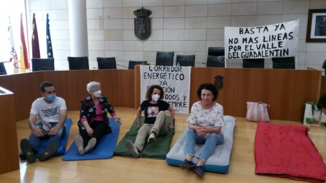 Los vecinos se encierran en el Ayuntamiento de Totana contra la catenaria del AVE: 