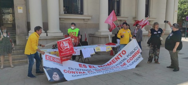 CCOO y UGT protestan ante Subdelegación por lo que creen como 