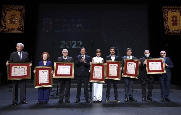 Murcia entrega la Medalla de Oro a Cáritas, la Asociación contra el cáncer y el Colegio Oficial de Enfermería