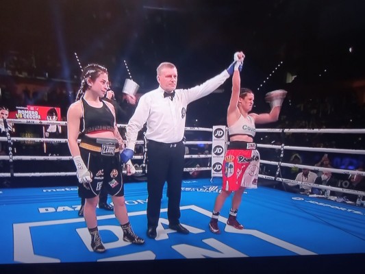 Mary Romero retiene el título de campeona de Europa de súper gallo pese a sufrir un cabezazo