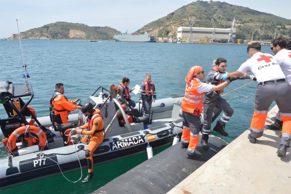 La Armada se adiestra en seguridad marítima con un simulacro de incendio en un buque fondeado en Cartagena