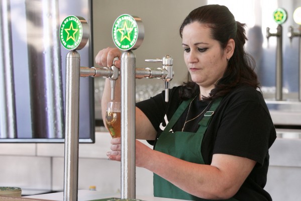 Ellas te ponen una caña mejor que nadie: tres mujeres triunfan en el Concurso Regional de Tiraje de Cerveza 
