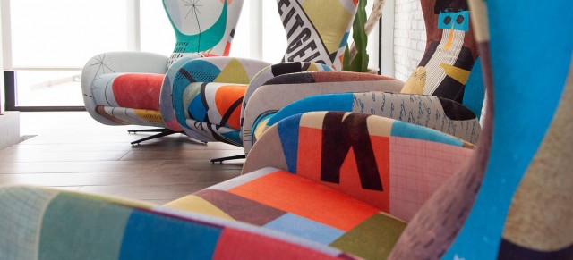 ¿Se puede dormir la siesta con arte? El artista yeclano Jose Azorín 'tapiza' una colección de sillones y sofás 
