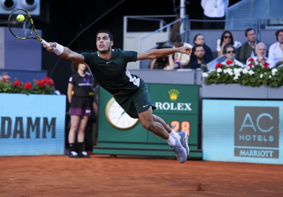 Alcaraz empequeñece a Zverev y sigue haciendo historia: el Mutua Madrid Open también es suyo