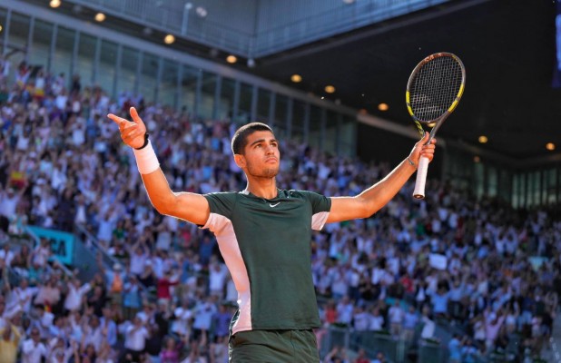 Alcaraz disputará la final en Madrid tras tumbar a Djokovic en su primer duelo ante un número 1