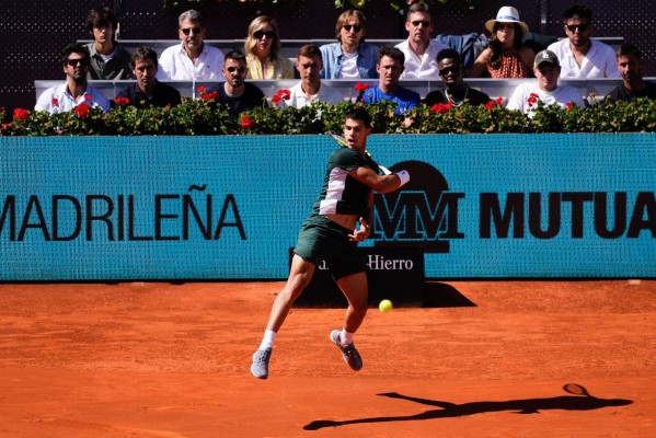 Alcaraz vence a Nadal a lo grande e irá a por la final del Mutua Madrid Open ante Djokovic