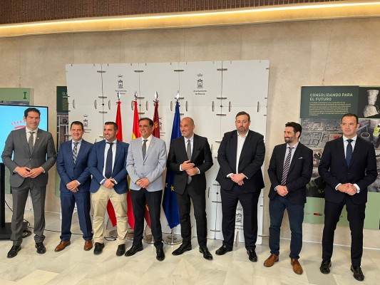 El Ayuntamiento aportará dos millones en cinco años al UCAM CB y uno a ElPozo FS