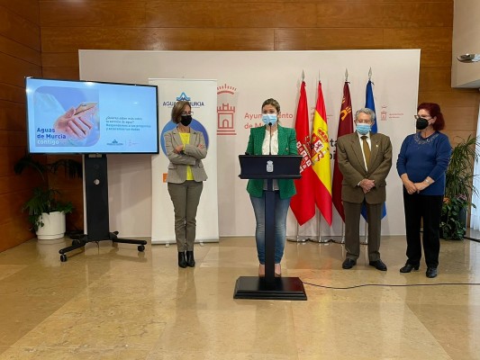 Murcia ofrece talleres para acercar a los mayores a los servicios digitales de Emuasa