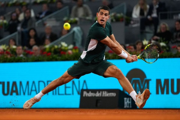 Alcaraz pasa a la tercera ronda del Mutua Madrid Open remontando los dos sets ante Basilashvili