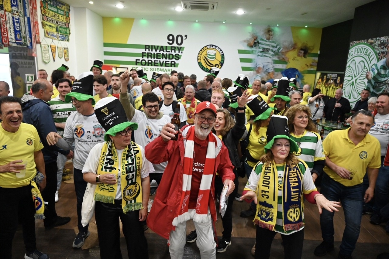 La lluvia no agua la fiesta en Vila-real y la afición disfruta del partidazo
