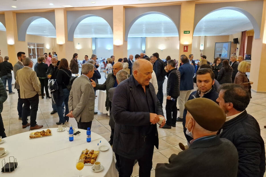 Nules reúne a un centenar de empresarios en un foro para crear sinergias entre las empresas locales
