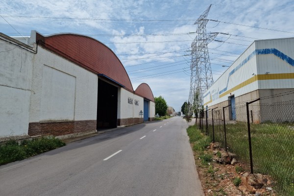 La activación del Plan General aboca a empresas a pedir permisos especiales que avalen su actividad