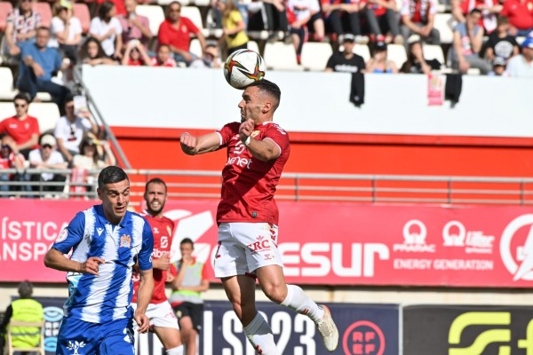 El Murcia roza la promoción al llevarse un derbi bronco con gol de calidad del sueco Inoussa 