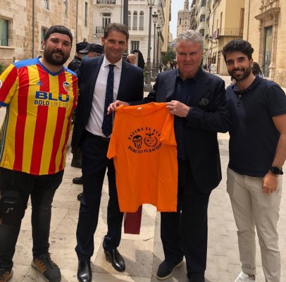 Aplauso de Les Corts, reencuentro con sus futbolistas, golf, tenis y fútbol: la semana de Hiddink en Valencia