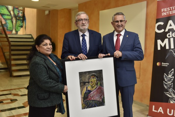 El cineasta Carlos Saura realiza un 'fotosaurio' de Encarnación Fernández para el cartel del Cante de las Minas
