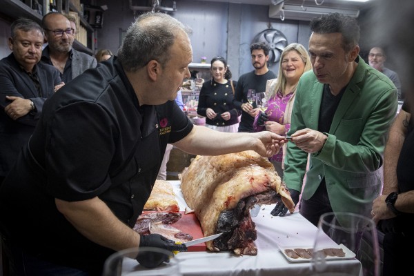 Instinto carnívoro reúne a cocineros 'michelín' para descubrirles el menú y conocimientos de Juan Traver