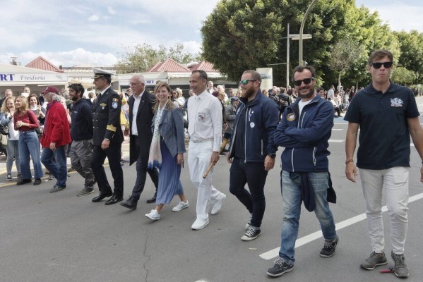 Marco entrega metopas a los capitanes de las embarcaciones que participan en 'Escala a Castelló'