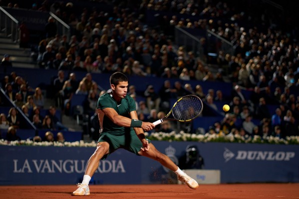 Alcaraz buscará la final del Godó ante De Miñaur tras tumbar otra vez a Tsitsipas y llega al top 10
