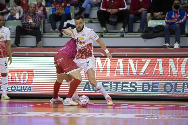 ElPozo se queda seco en un Palacio con huertanos en la grada y Giustozzi en su casa