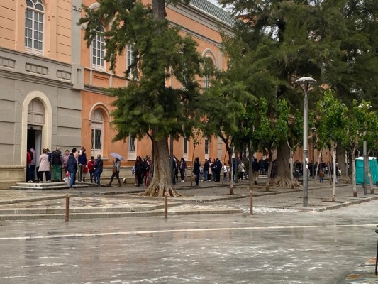 Largas colas en Murcia para comprar las sillas para el Entierro de la Sardina de forma presencial