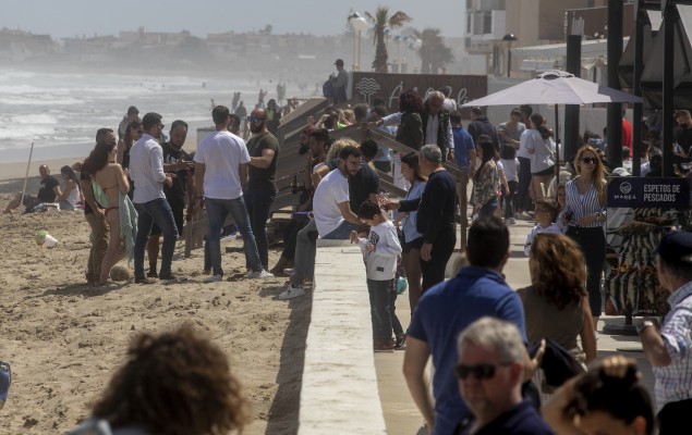 Las playas de Cartagena se llenan en el puente de Semana Santa con el regreso del sol