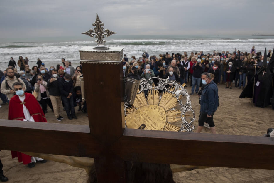 Dos cofradías de València rezan a orillas de la playa por los pescadores y marineros fallecidos en el mar