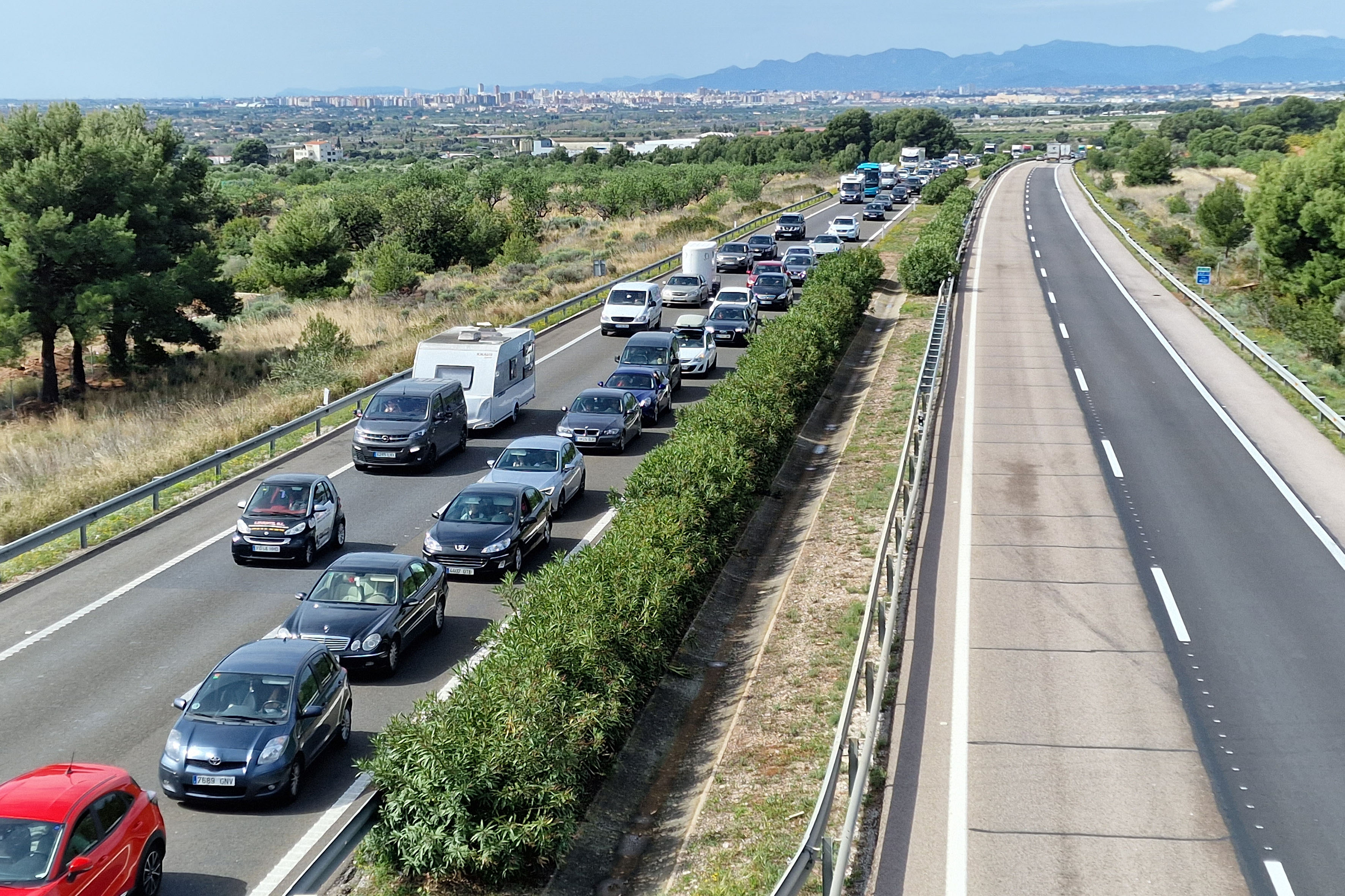 La AP-7 registra retenciones kilométricas en Benicàssim y Benicarló por la Semana Santa