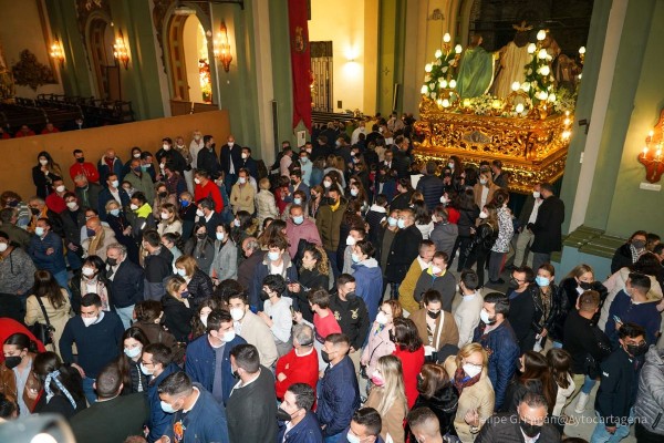 Un Miércoles Santo pasado por agua obliga a celebrar la noche california en el interior de Santa María 