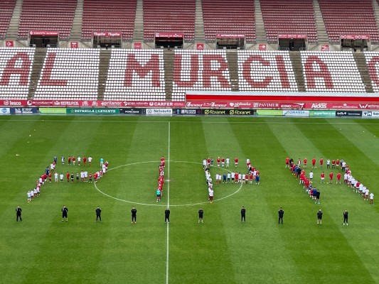 El Murcia recuerda a Gozalbes con un minuto de silencio y en el clínic de Semana Santa