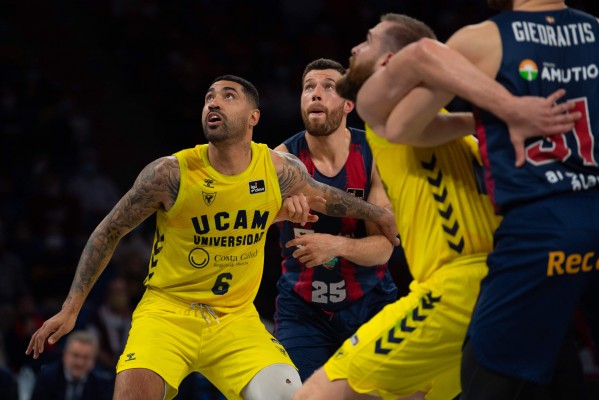 El UCAM CB  sucumbe en Vitoria acribillado por los jugadores claves del ataque baskonista 