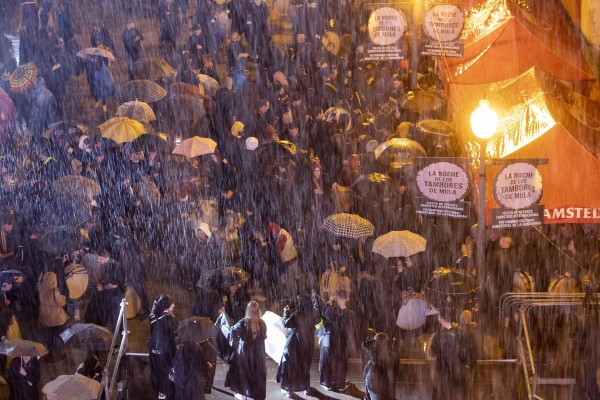 Mula reluce de madrugada bajo la lluvia con su gran batida de tambores