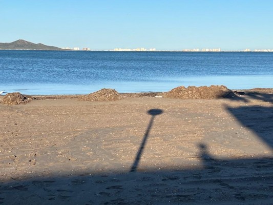 Los malos olores en Los Urrutias no desaparecen pese a las denuncias de los vecinos