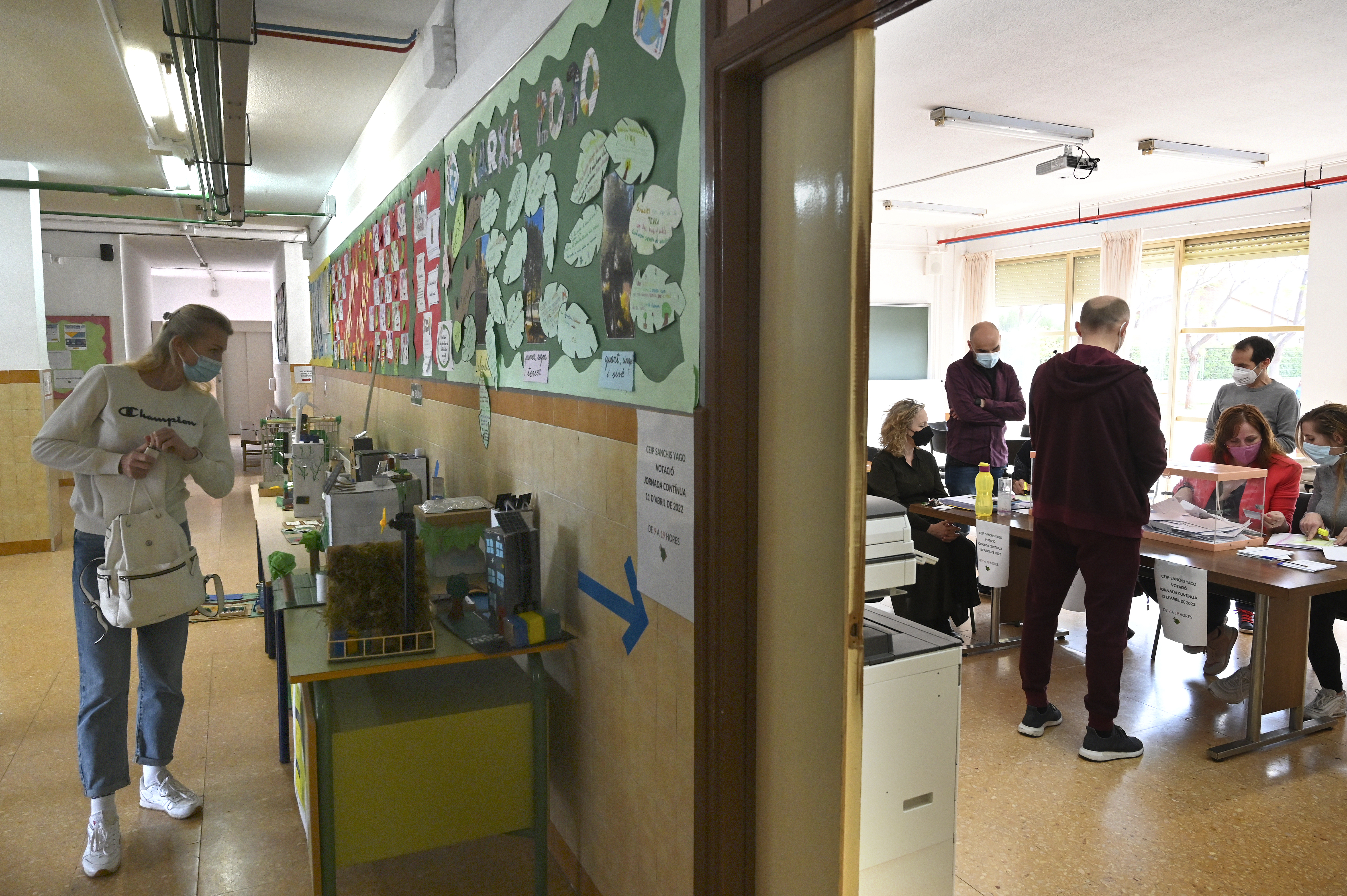 ¿Jornada continua o partida?: los familiares de alumnos de 42 centros de Castellón acuden a votar