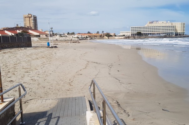Cartagena trabaja contrarreloj para tener sus playas limpias de cara al puente de Semana Santa
