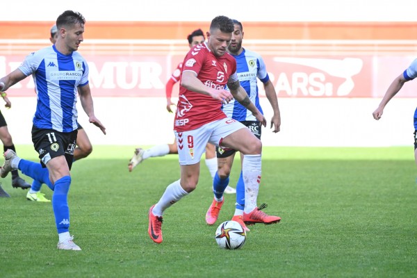 El Murcia, que merece ganar, evita la derrota con un gol de penalti de Carrasco en el minuto 100