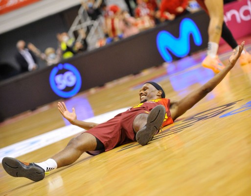 El UCAM CB, con su vendaval final y McFadden enchufado, da un gran paso para ir a los play off