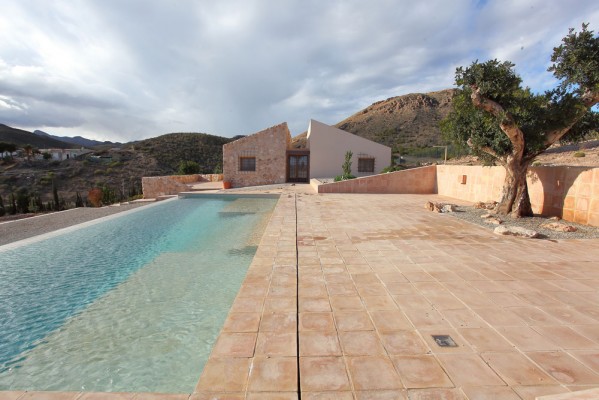 La casa mediterránea que es honestidad y esencia entre piedras y campos arados de Mazarrón