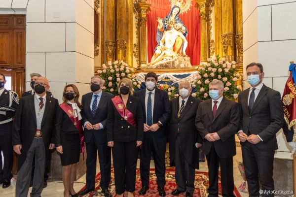 La alcaldesa de Cartagena entrega la Onza de Oro en la Basílica de la Caridad