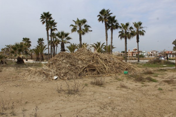 Los municipios costeros de la provincia preparan sus playas para Semana Santa