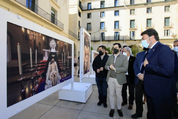 Alicante homenajea a la Semana Santa con una exposición de 20 paneles fotográficos