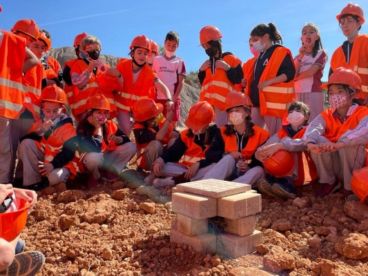 Escolares del Ágora Lledó International School plantan árboles en la cantera La Torreta