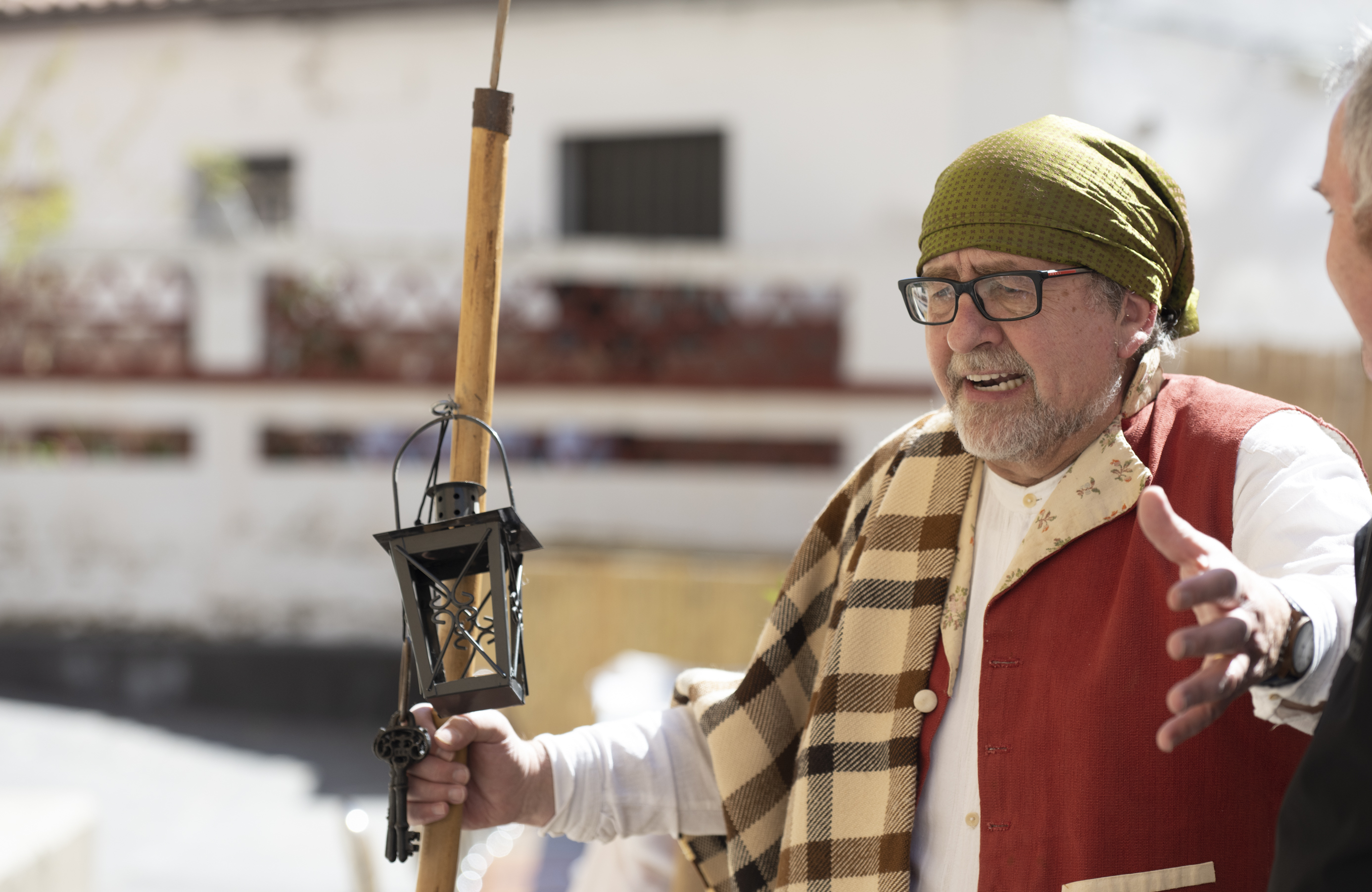 El presidente de la Diputación muda en un sereno en la muestra etnológica Suera, un poble al carrer