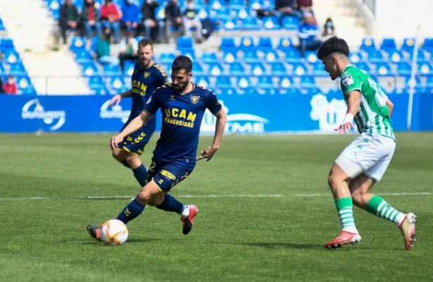 El UCAM CF se agarra a sus opciones de permanencia con un gol de Armando Corbalán