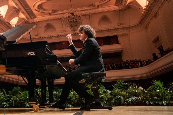 El joven pianista Martín García García visita la Sociedad de Conciertos de Alicante