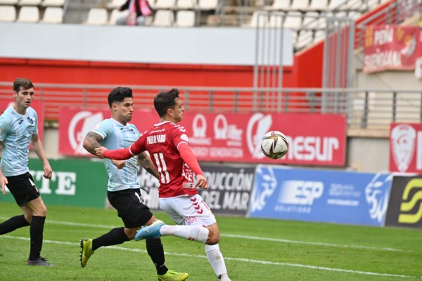 El Real Murcia, claramente de más a menos, cae ante el líder y ve peligrar la promoción de ascenso